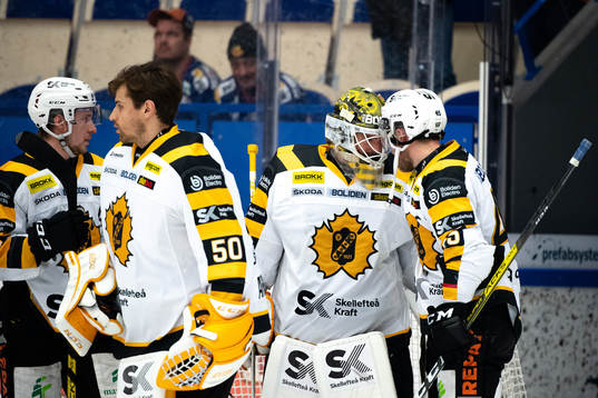 Skellefteås målvakt Gustaf Lindvall och Oscar Möller