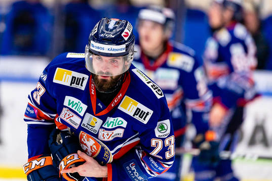 Växjös Roman Horak med blod i ansiktet