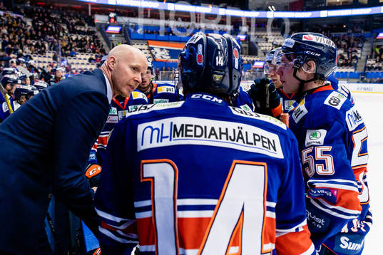 Växjös assisterande tränare Tobias Thermell pratar