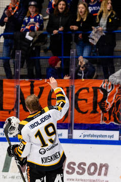 Skellefteås Tuomas Kiiskinen hyllas av publiken