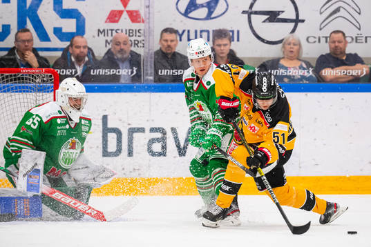Luleås Filip Hållander oroar framför Rögles målvakt