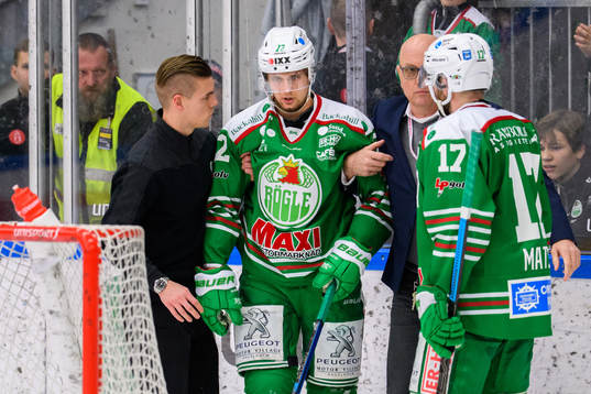 Rögles Daniel Zaar får hjälp av isen