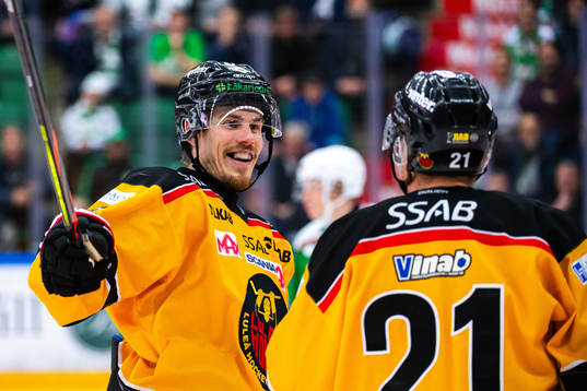 Luleås Emil Larsson och Juhani Tyrväinen jublar