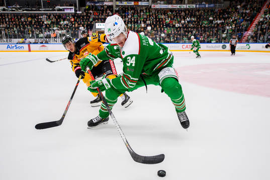 Rögles Adam Edström och Luleås Jonas Berglund