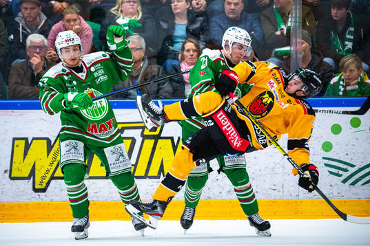 Rögles Leon Bristedt och Nils Höglander i en kamp mot