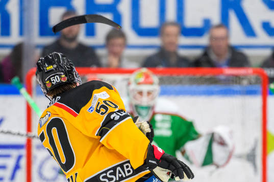 Luleås Daniel Sondell skjuter av sin klubba