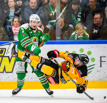 Rögles Nils Höglander tacklar Luleås Isac Brännström