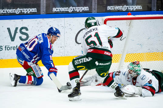 Oskarshamns Nicklas Heinerö oroar bakom Frölundas Mats