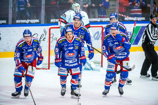 Oskarshamns Oskar Nilsson jublar med lagkamrater