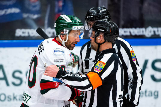 Frölundas Joel Lundqvist reagerar på domslut
