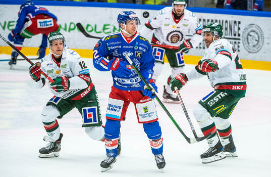 Oskarshamns Mathew Bodie och Frölundas Max Friberg samt