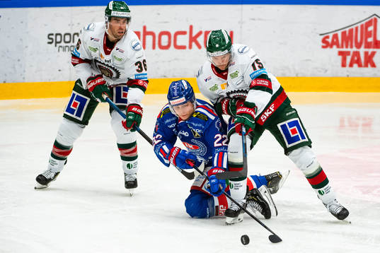 Oskarshamns John Dahlström i en kamp mot Frölundas