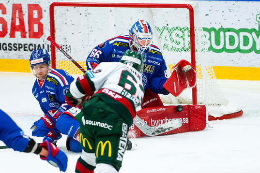 Oskarshamns målvakt Tex Williamsson räddar skott från