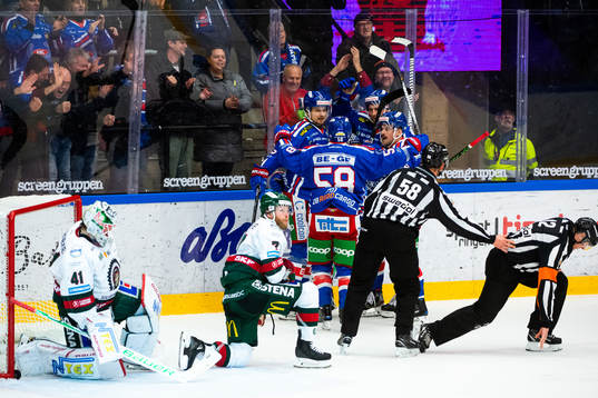 Oskarshamns spelare jublar med Tyler Kelleher