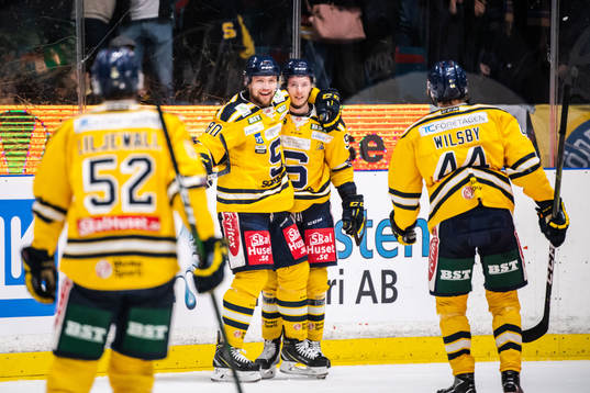 Södertäljes Ludwig Blomstrand jublar med lagkamrater
