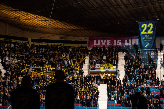 Ulf Nilsson får sin tröja hissad i taket