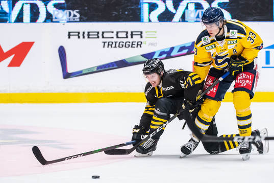 s Cody Bradley och Södertäljes Måns Lindbäck