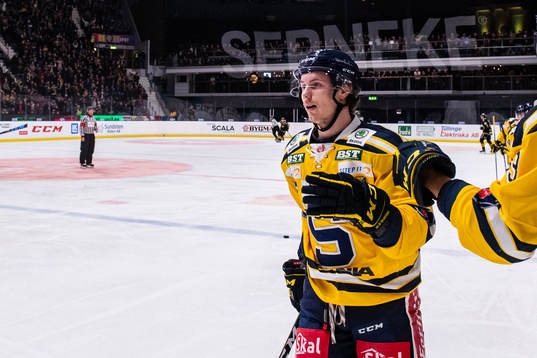 Södertäljes Nick Olesen jublar
