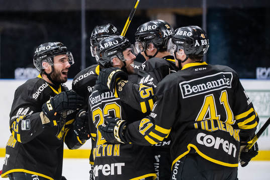 s Jacob Dahlström jublar med lagkamrater