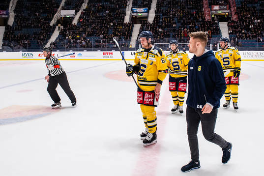 Södertäljes Martin Janolhs lämnar isen
