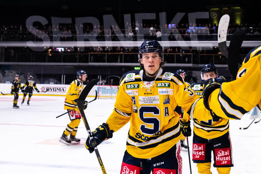 Södertäljes Måns Lindbäck jublar