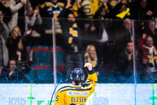 Södertäljes Nick Olesen jublar mot supportrar