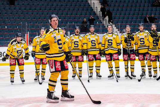 Södertäljes Måns Lindbäck jublar mot supportrar