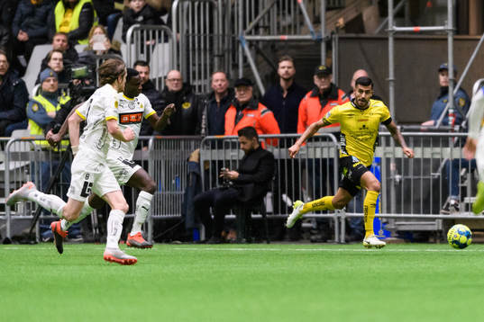 Elfsborgs Rami Kaib jagas av Häckens Erik Friberg och