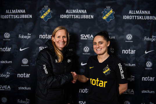 Anne Mäkinen, sportchef, och Linda Hallin, nyförvärv AIK