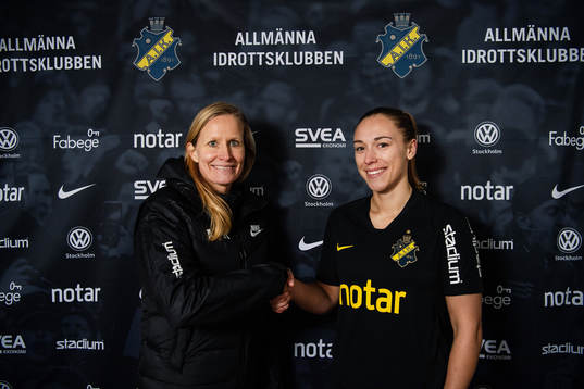 Anne Mäkinen, sportchef, och Fanny Johansson, nyförvärv