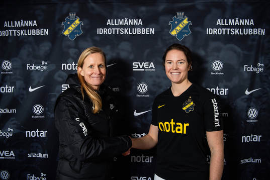 Anne Mäkinen, sportchef, och Sara Nordin, nyförvärv AIK