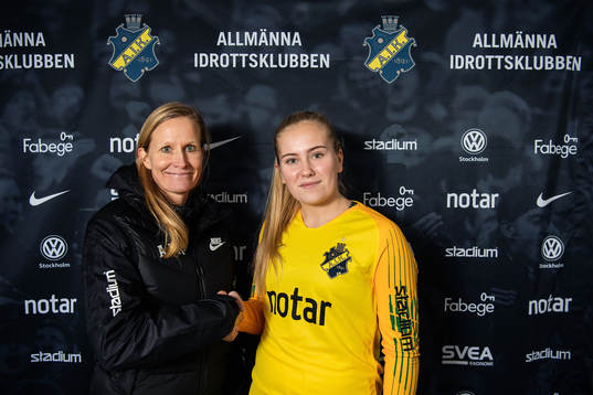Anne Mäkinen, sportchef, och Milla-Maj Majasaari,,
