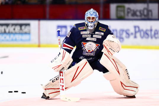 Linköpings målvakt Jonas Gustavsson innan ishockeymatchen