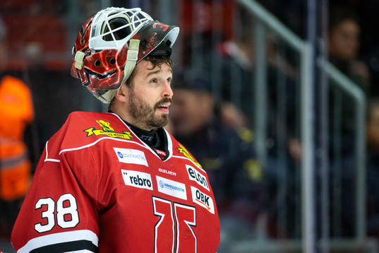 Örebros målvakt Dominik Furch deppar