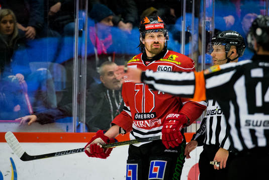 Örebros Stefan Warg i diskussions med domarna