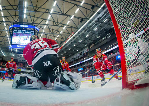 Rögles Leon Bristedt gör 0-2 på Örebros målvakt
