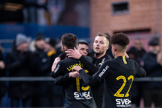 s Jasir Asani jublar med Robert Lundström och Sebastian