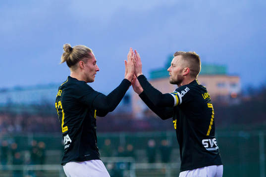 s Felix Michel jublar med Sebastian Larsson