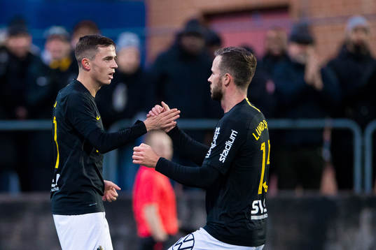s Jasir Asani jublar med Robert Lundström