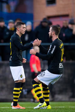 s Jasir Asani jublar med Robert Lundström
