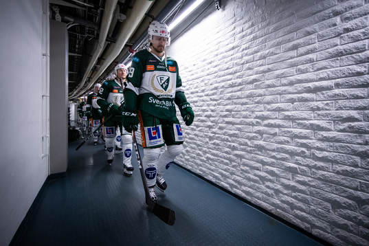 Färjestads Linus Johansson på väg ut för värmning