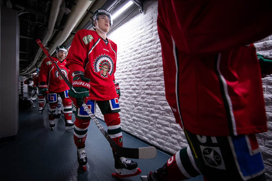 Frölundas Joel Mustonen på väg ut för värmning innan