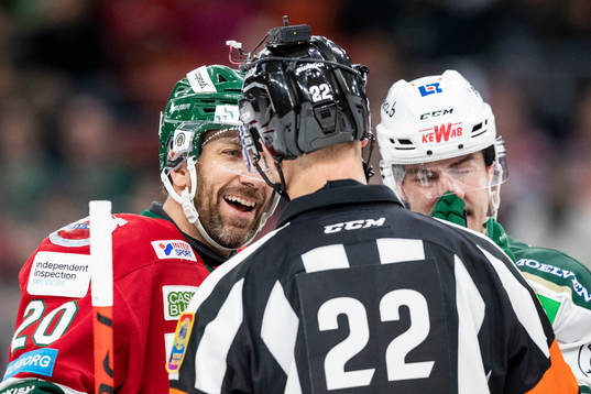 Frölundas Joel Lundqvist i diskussion med Domare Andreas