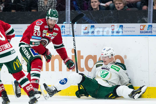 Frölundas Joel Lundqvist tacklar Färjestads Gustav Rydahl