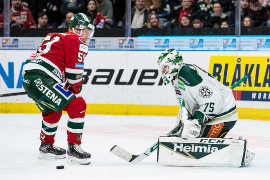 Frölundas Simon Hjalmarsson och Färjestads målvakt Arvid