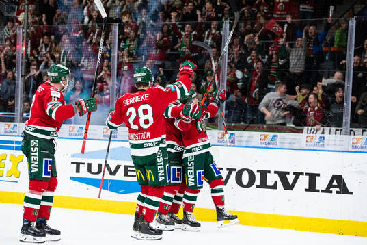 Frölundas Ryan Lasch jublar med lagkamrater