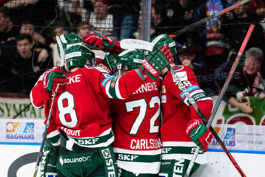Frölundas Ryan Lasch jublar med lagkamrater
