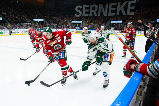 Frölundas Max Friberg och Färjestads Jonathon Blum