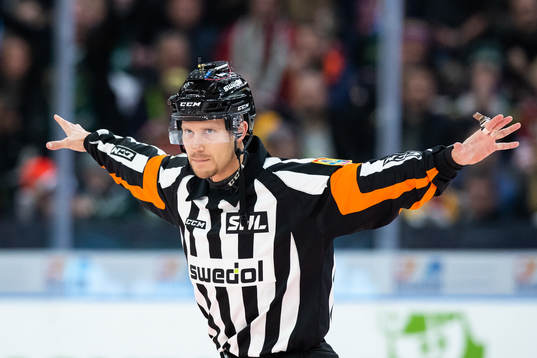 Domare Andreas Harnebring blåser bort ett Frölunda mål