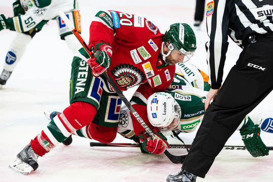 Frölundas Joel Lundqvist tekar mot Färjestads Linus